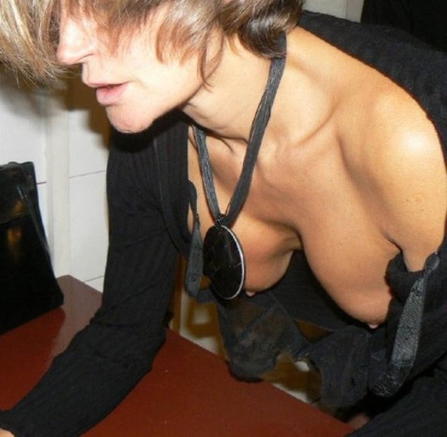 Девушка засветила сиськи