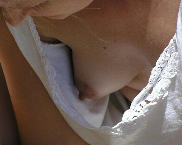 Маленькие груди под блузкой