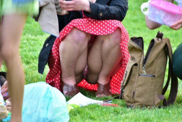 Засветила под юбкой