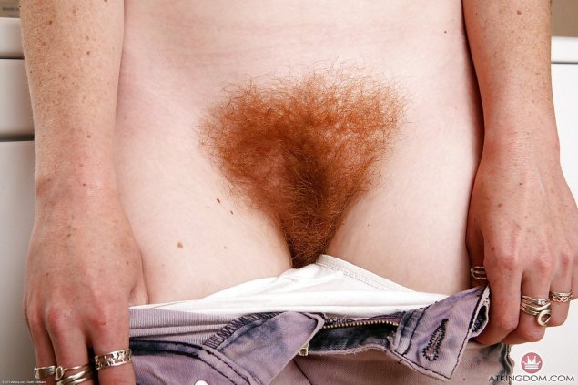 Не бритый женский лобок