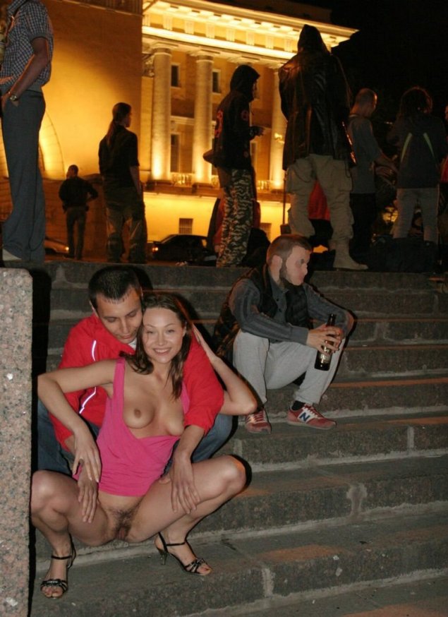 Девушки без трусиков в общественных местах