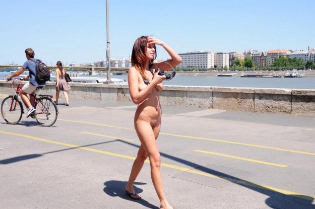 Голые телки в общественных местах