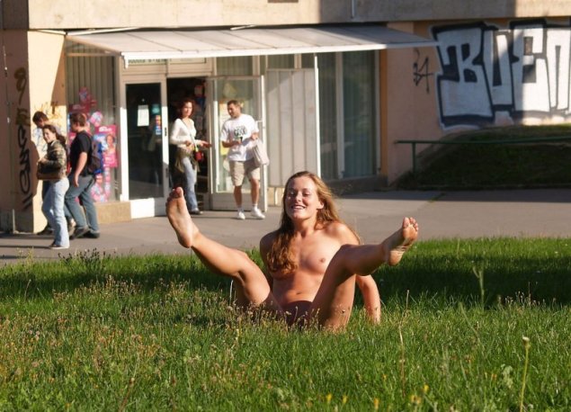 Голые загорают в парках