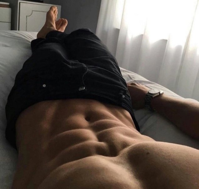 Мужской пресс в кровати