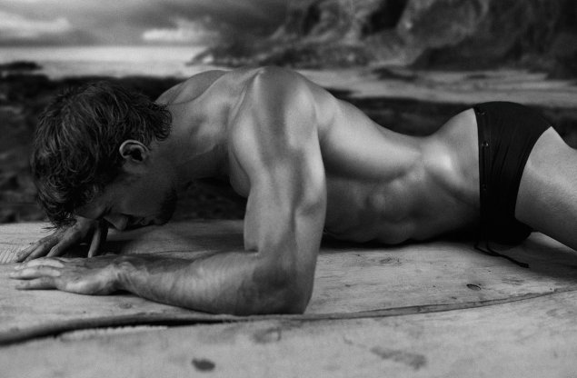 Красивое голое мужское тело