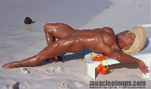 Голые в масле женщины на пляже