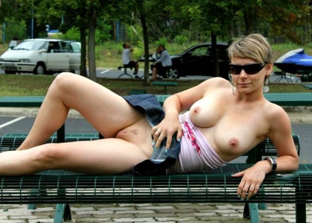 Девушки загорают в парке