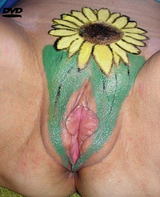 Разукрашенные голые женщины