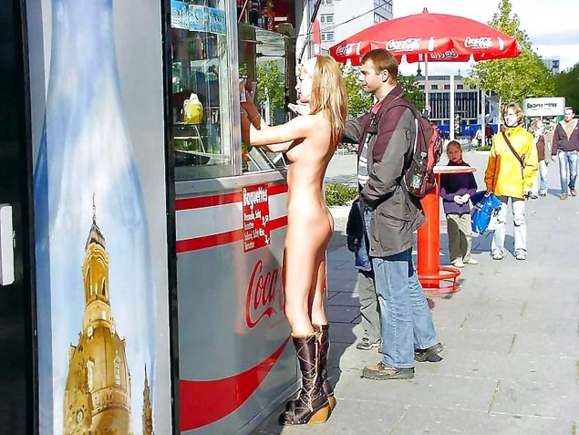 Девушки без трусиков в общественных местах