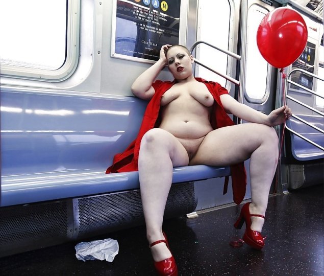 Голые женщины в метро