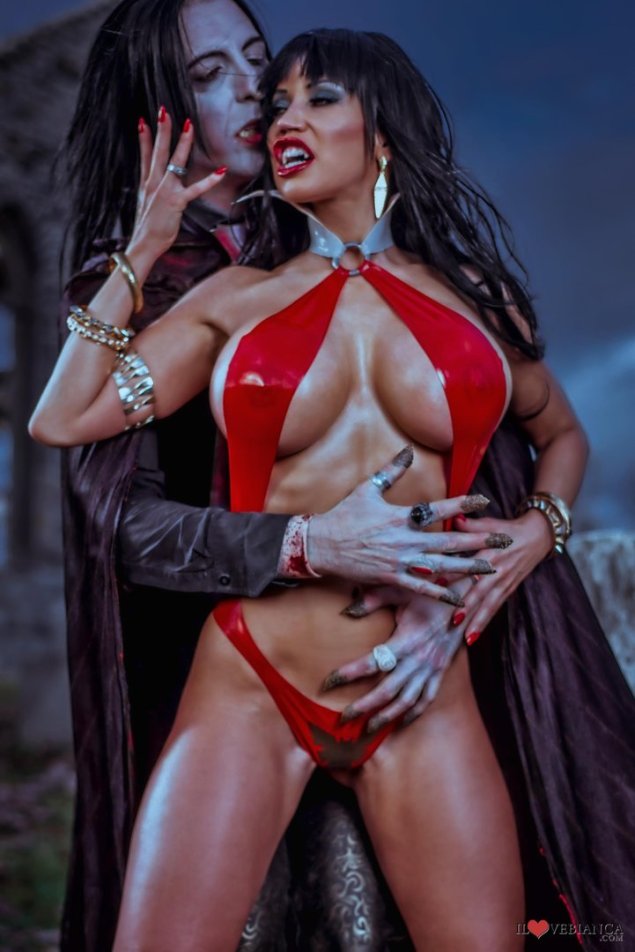 Бьянка Боушам Вампирелла голая