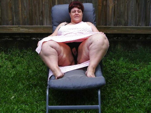 Пожилые женщины без трусов