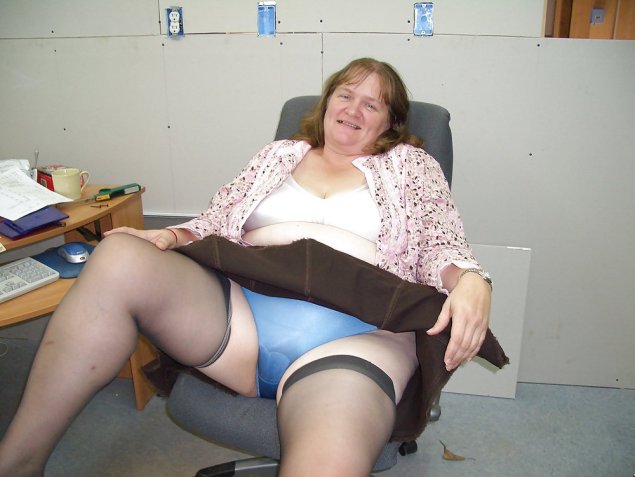 Пожилая женщина в трусах