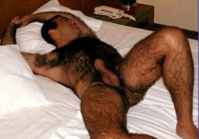 Голый волосатый мужик спит