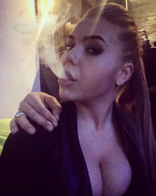 Девушки с кальяном