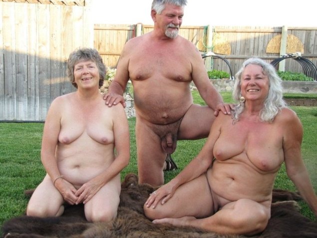 Голые старики и старушки на даче