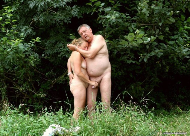 Голые пожилые пары на природе