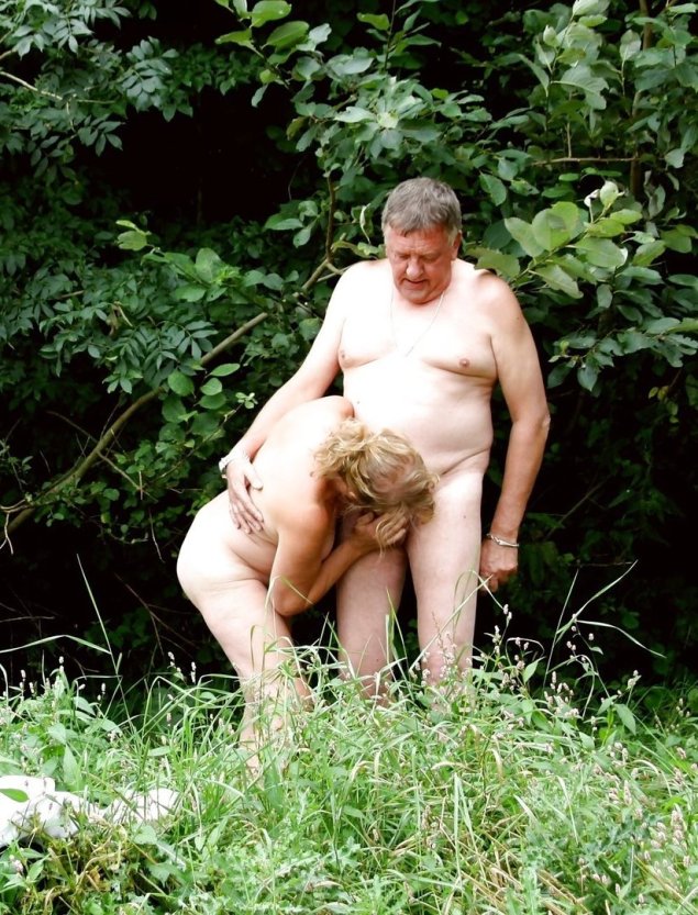 Голые пожилые пары на даче