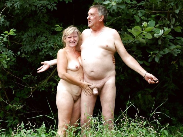 Пожилые семейные пары голышом