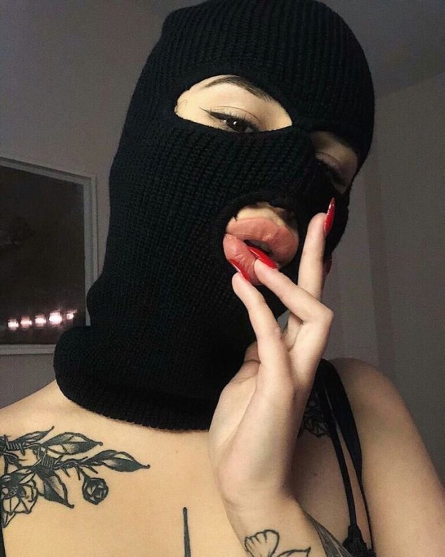 Девушка в балаклаве