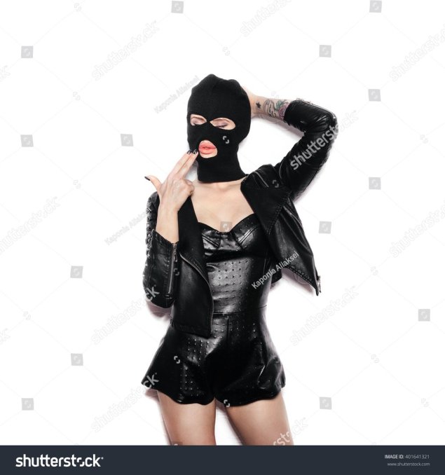 Девушка в балаклаве