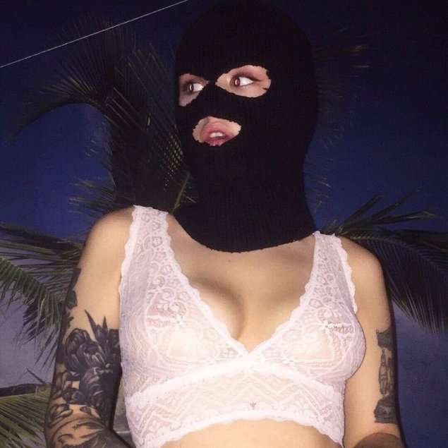 Девушка в маске балаклаве