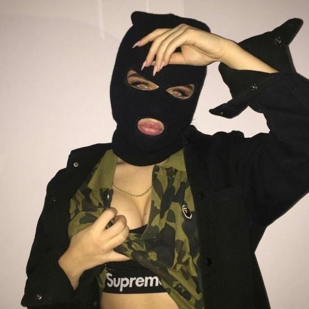 Девушка в Балаклаве