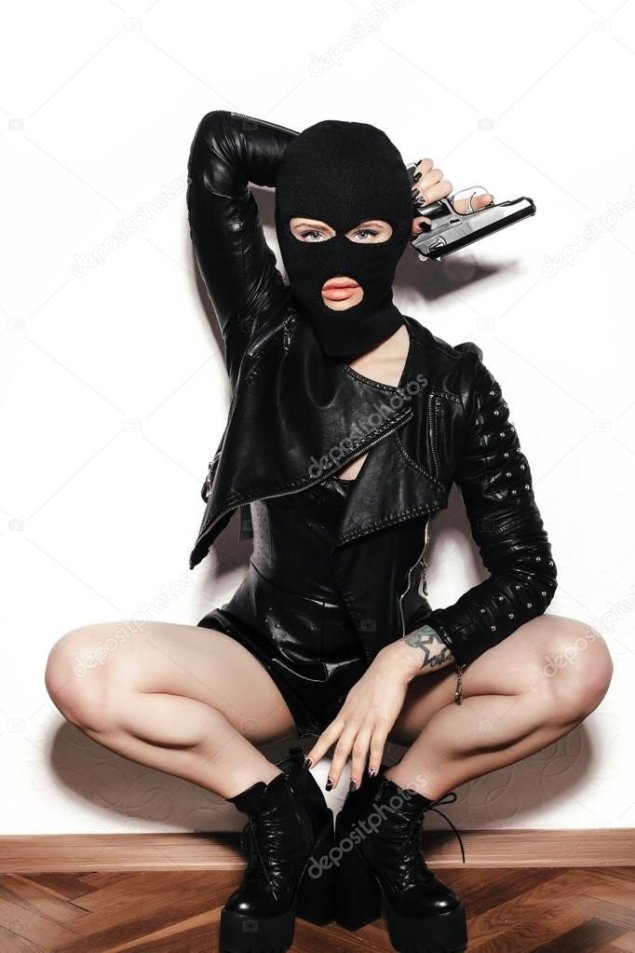 Девушка в балаклаве