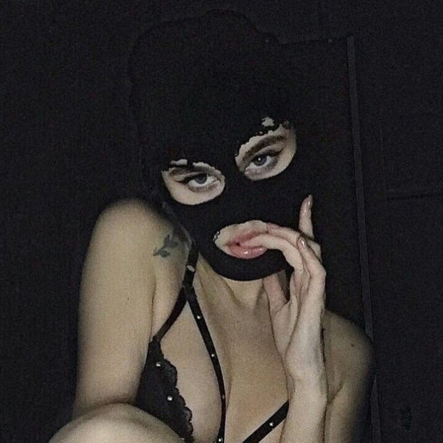 Красивые девушки в балаклаве