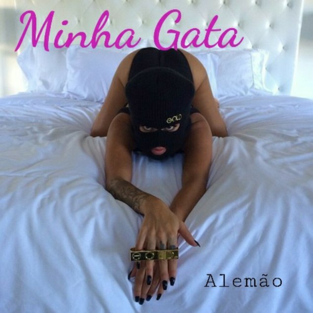 Девушка в маске кровать