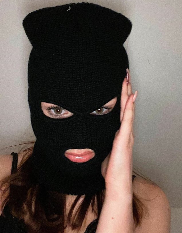 Девушка в балаклаве