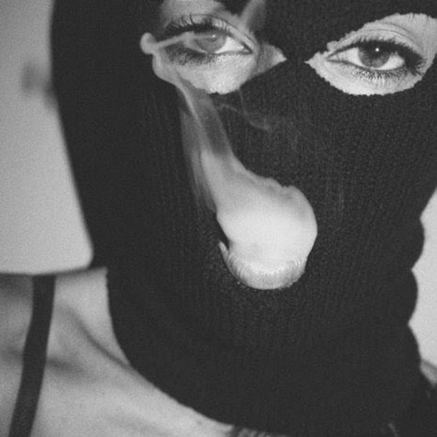 Девушка в бандитской маске