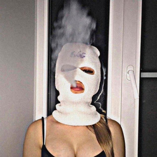 Девушка в маске