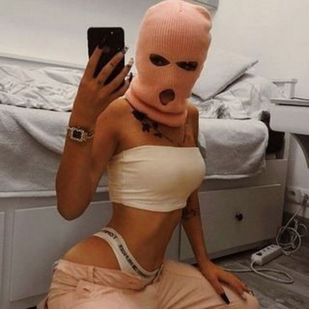 Девушка в розовой балаклаве