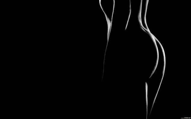 Голая женщина на черном фоне
