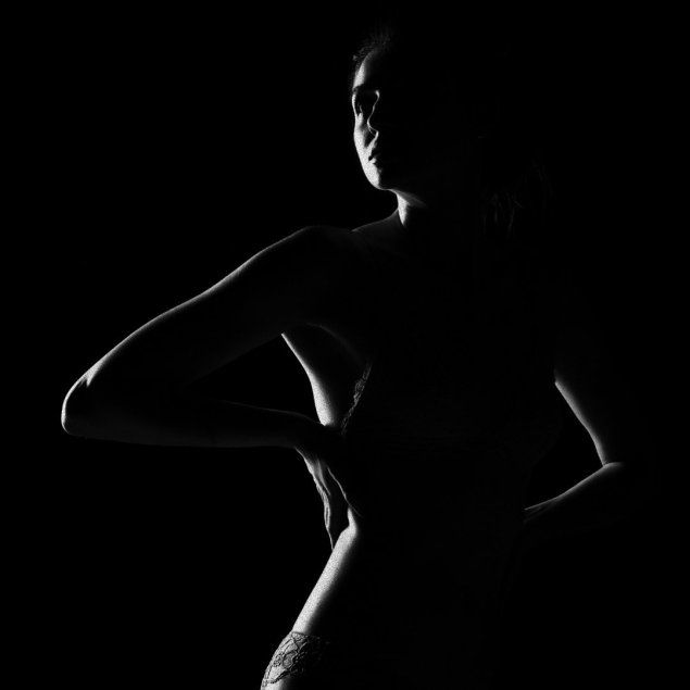 Женское тело в полумраке