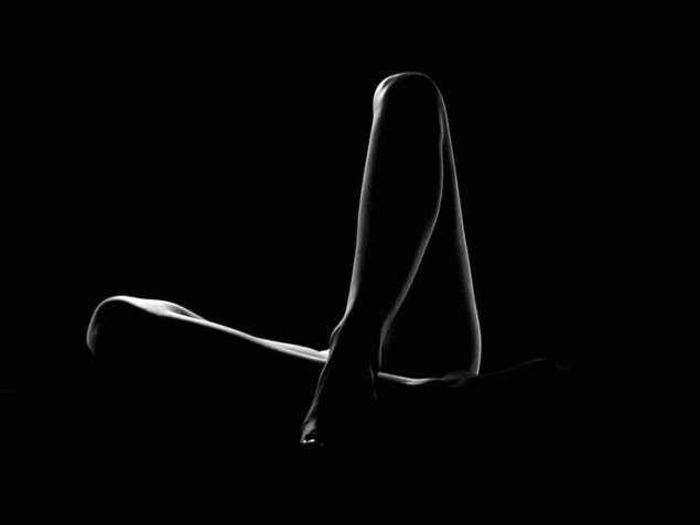 Женское тело на темном фоне