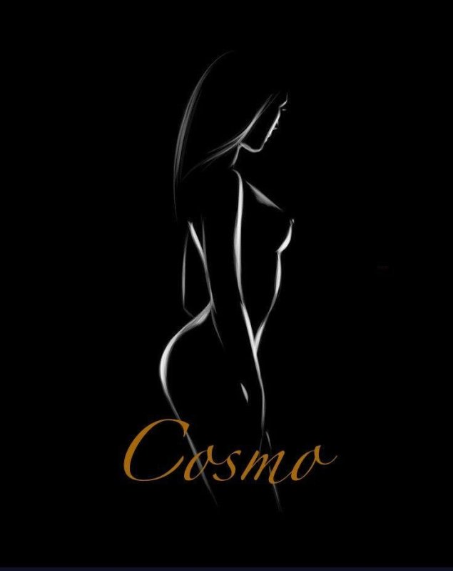 Голая женщина на черном фоне