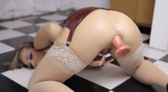 Анальная мастурбация в чулках