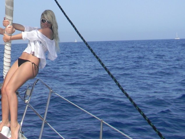 Блондинка на яхте
