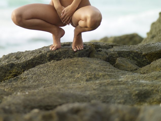 Эротичная девушка на корточках