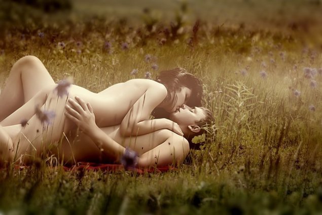 Эротическая фотосессия на природе