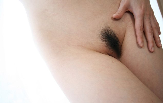 Женский лобок с полоской волос