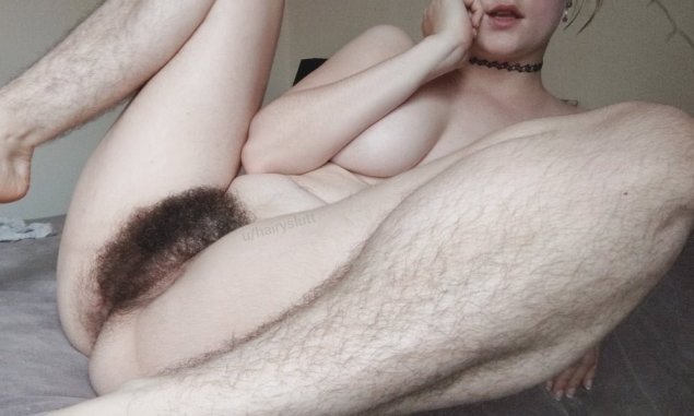 Голая Таня показывает волосатые ноги