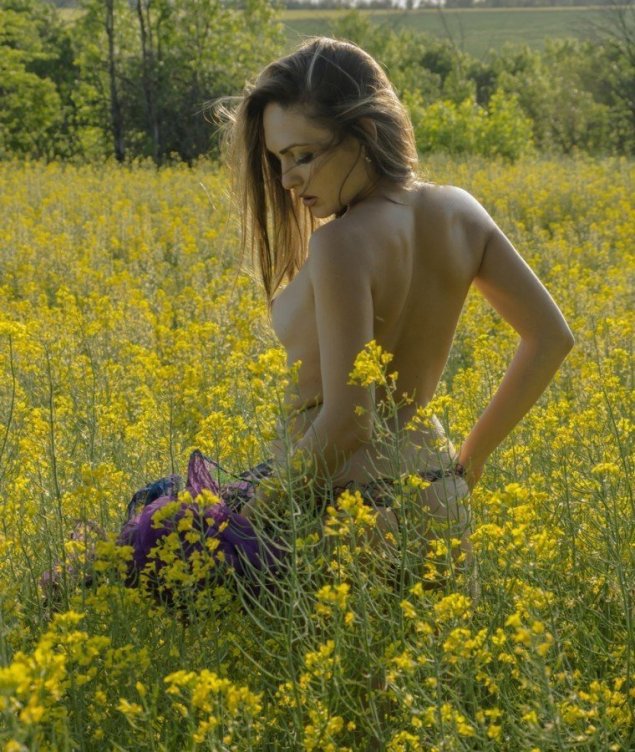 Голенькие девочки на природе