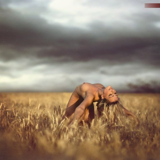 Эротическая фотосессия в поле