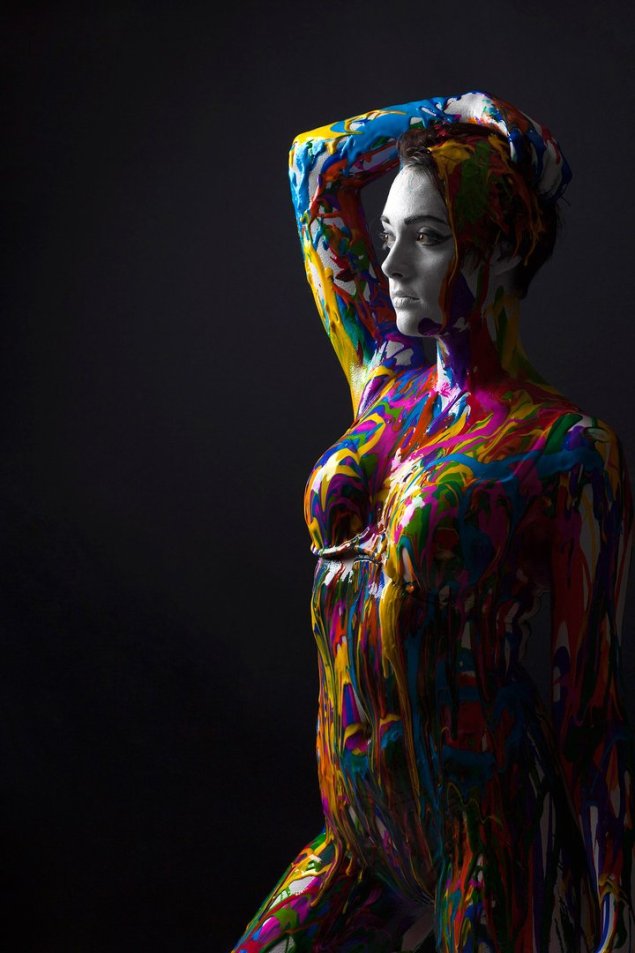 Девушка в красках