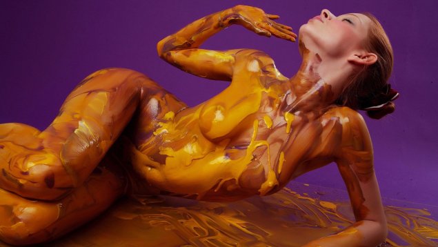 Эротическая фотосессия с красками
