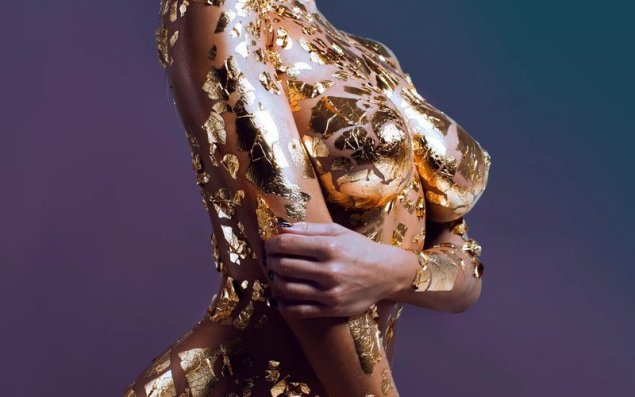 Девушка в золотой краске