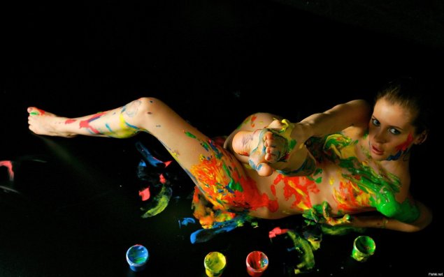 Эротическая фотосессия с красками